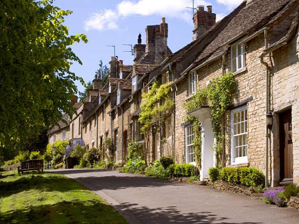 Cotswold Wallpaper Hanging & Decor