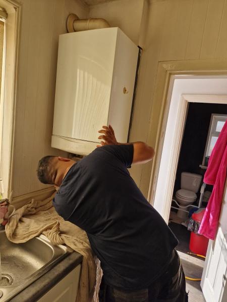 1pro Gas Engineer/ Heating and Plumbing